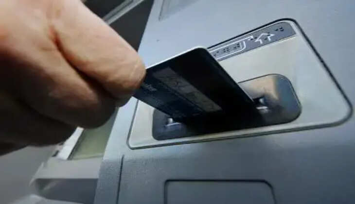indias-first-atm-on-train-launched-on-mumbais-panchavati-express