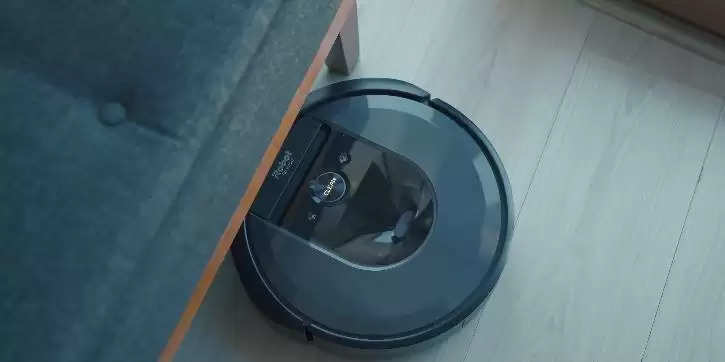 robot-vacuum-cleaner-took-images-of-a-woman-sitting-on-a-toilet-seat